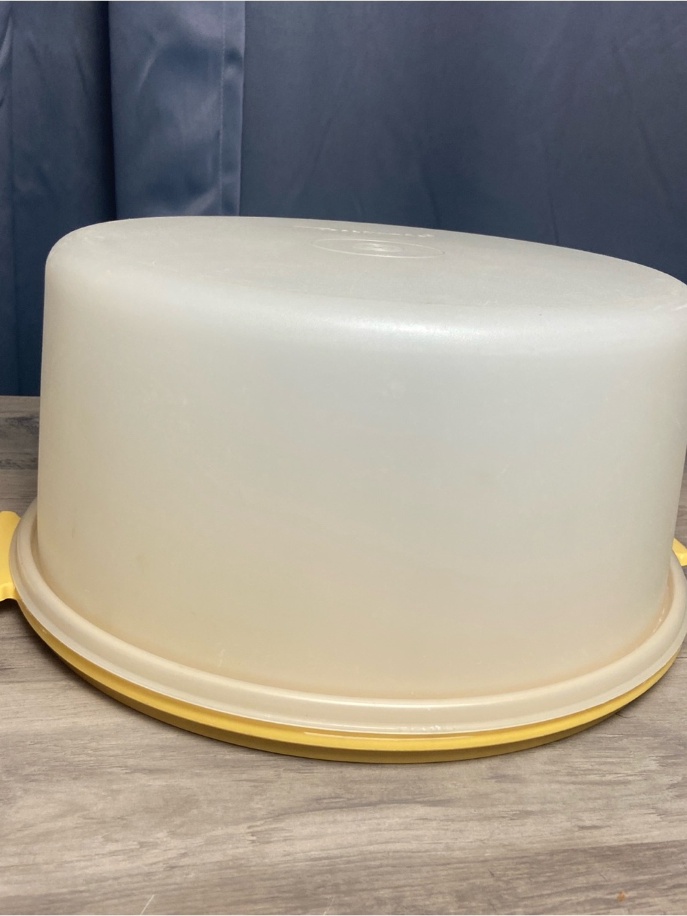 Vintage Tupperware round cake taker with a yellow Harvest Gold plate & sheer lid
